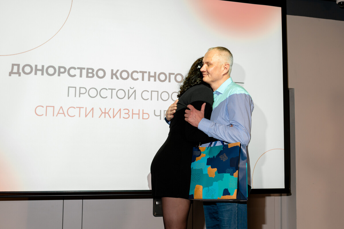 Обнял своего героя: в Москве прошла встреча донора и реципиента «Навстречу жизни»