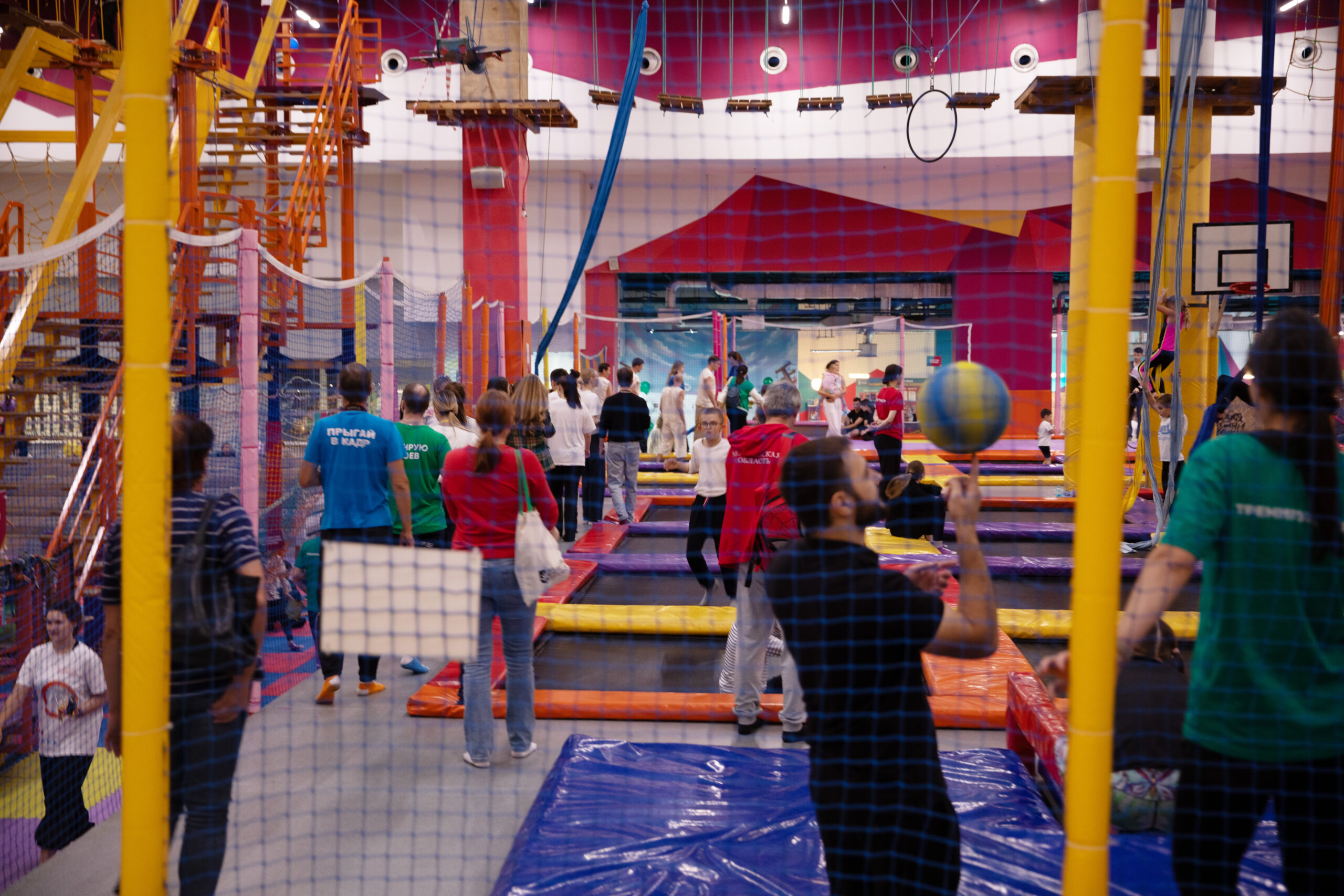 «Прыжок к победе»: дети с особенностями побеждают на соревнованиях по прыжкам на батутах