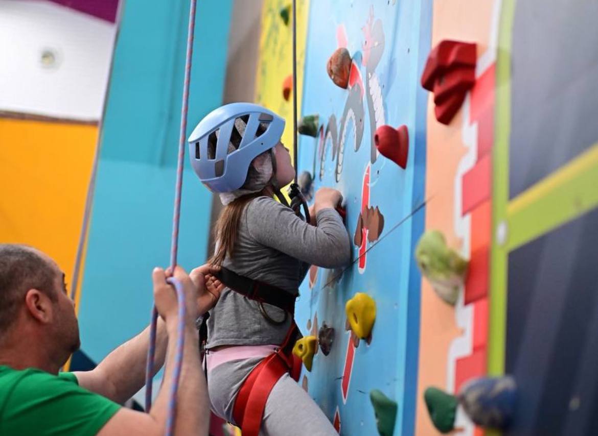 Городской спортивный праздник адаптивного скалолазания «Быстрее. Выше. Сильнее» объединил детей…