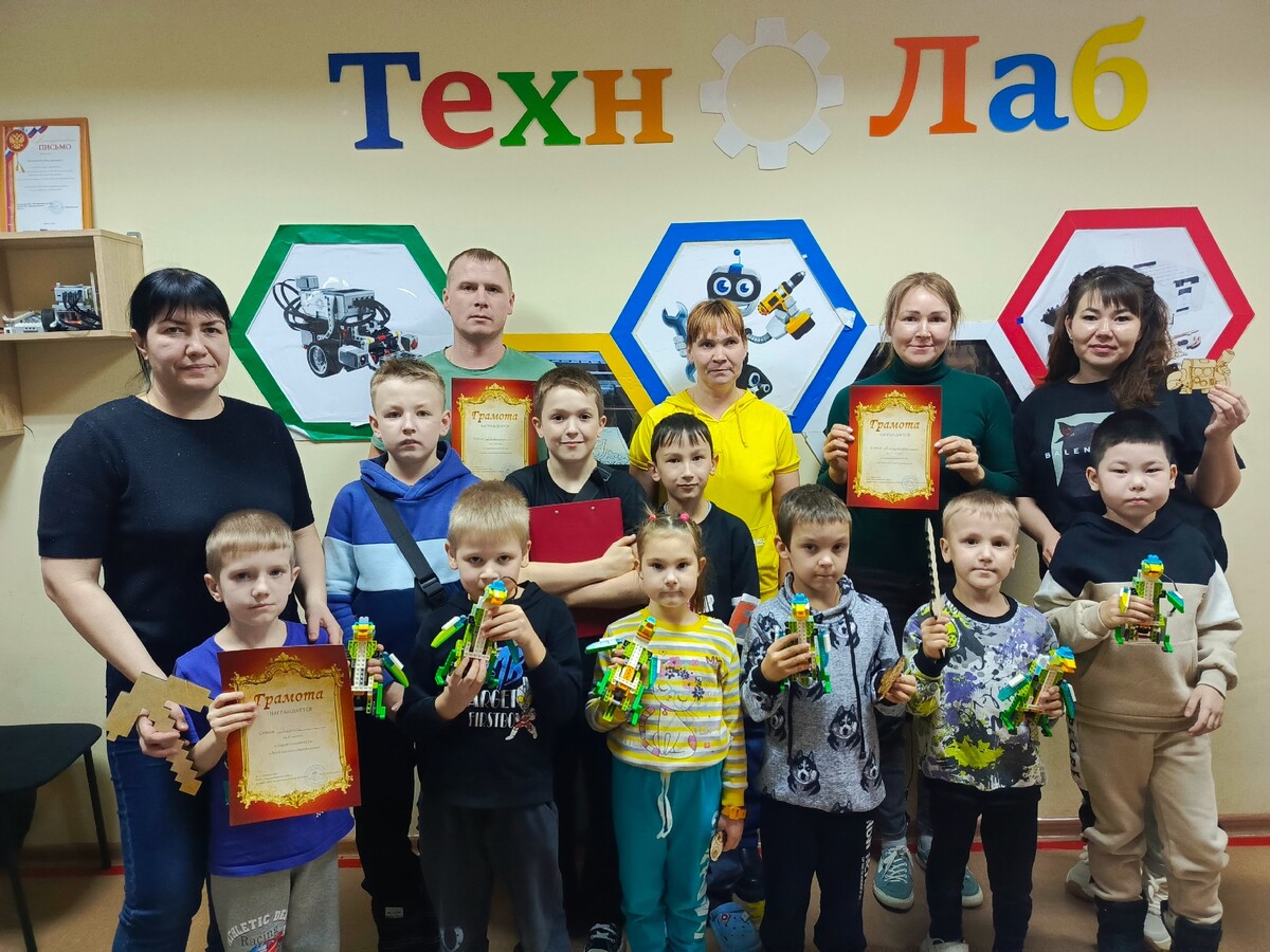 Организация семейных соревнований по лего-конструированию в Молодёжном центре