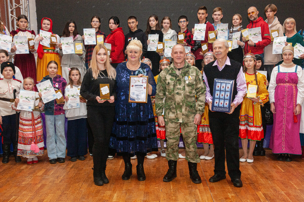 «Дом Мира» во Владимире сделал карточки для бойцов СВО с частушками