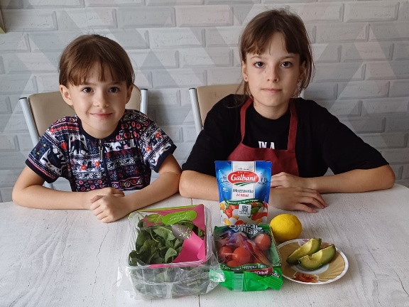 Семья Калмыковых продолжает участие в марафоне Семейных добрых дел. Медицинское волонтерство.…