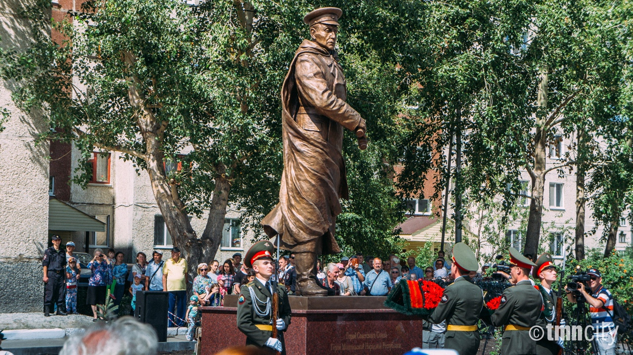 Памятник И. И. Федюнинскому