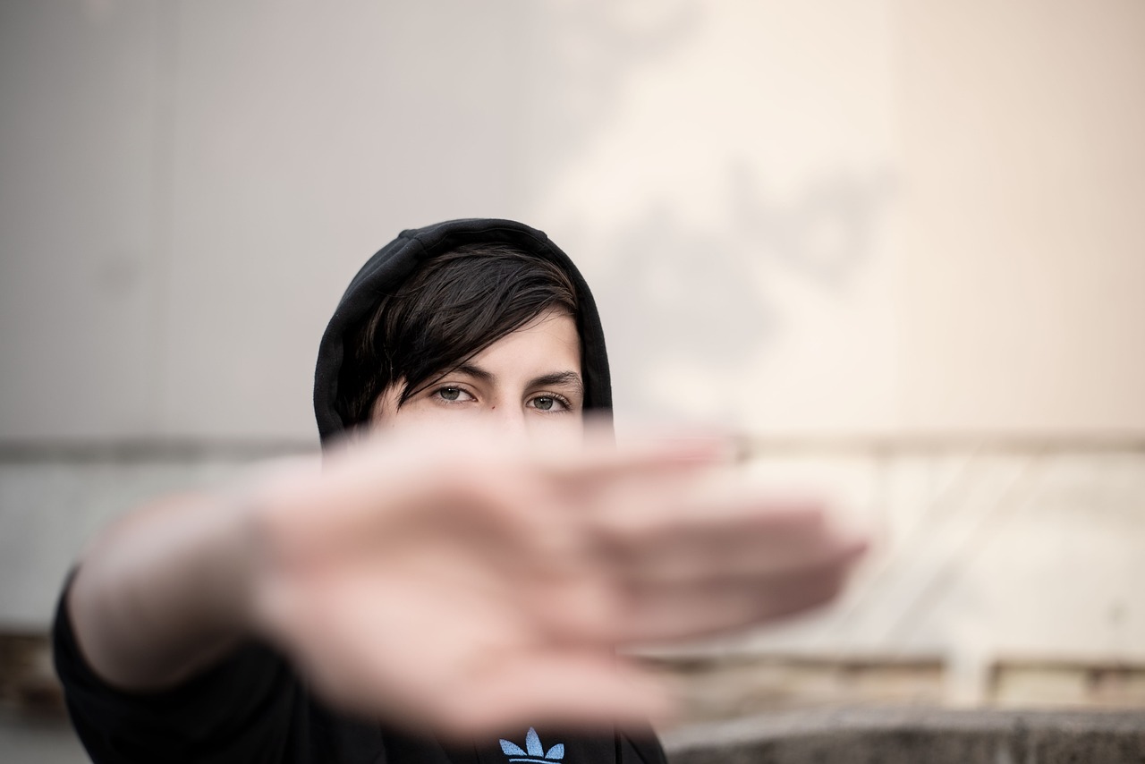 Токсичная среда: как окружение подростка влияет на формирование вредных привычек