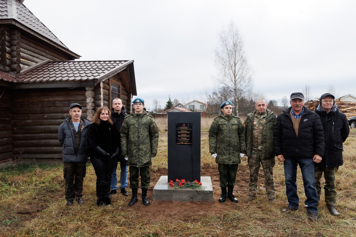 Сотрудники Тихвинского комплексного леспромхоза увековечивают память героев ВОВ