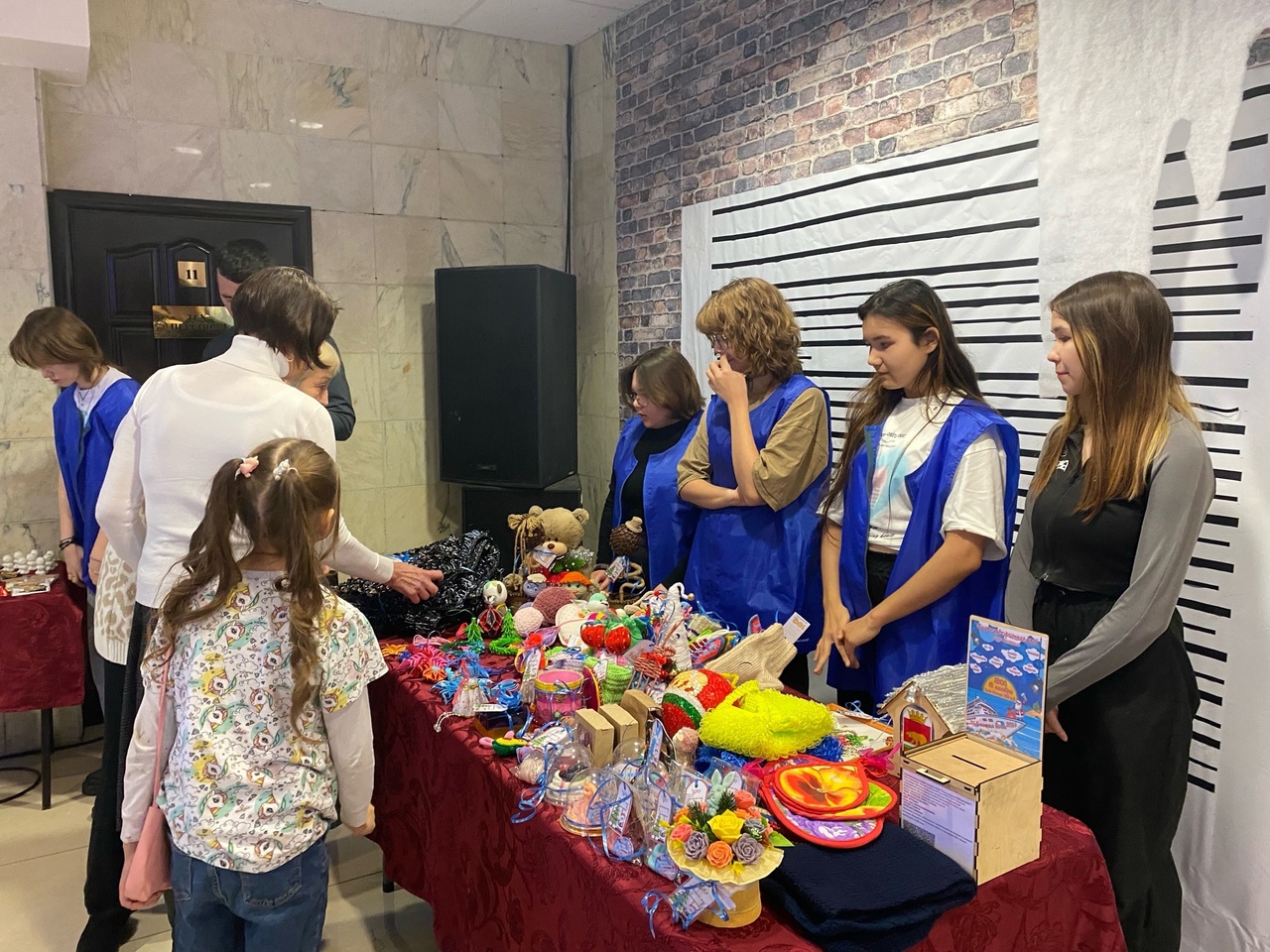 Благотворительная ярмарка на шоу-фестивале «Новогодняя волна»