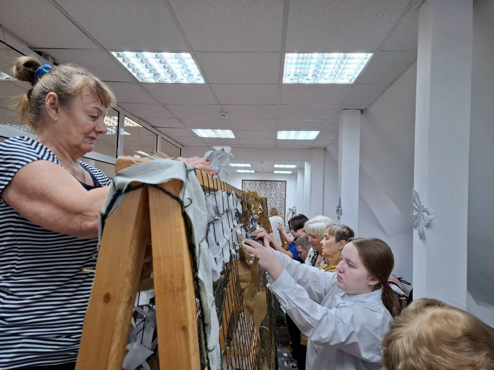 Мастер-класс по плетению маскировочных сетей от серебряных волонтеров