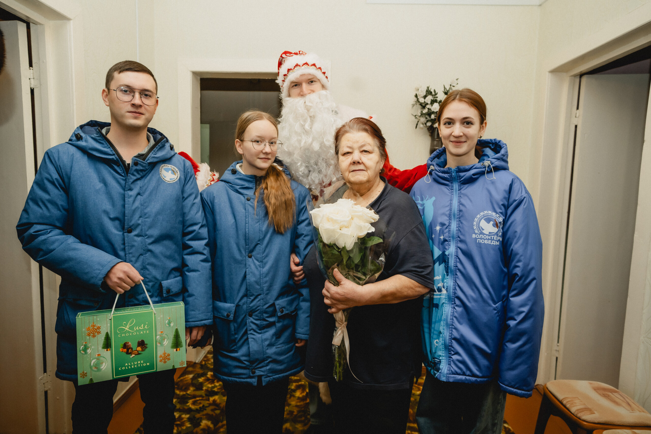 Волонтёры Победы поздравили ветеранов с Новым годом