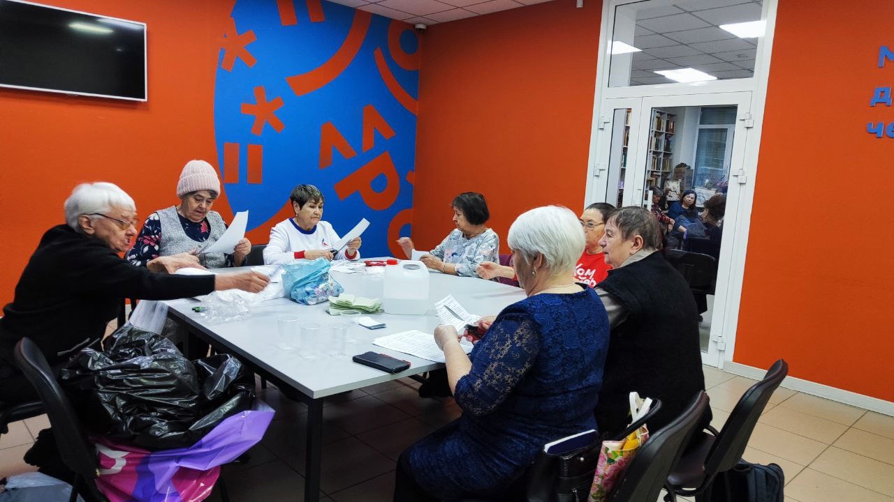 Серебряные волонтеры БФ СПН «Кристалл» изготовили сухой душ для бойцов СВО.