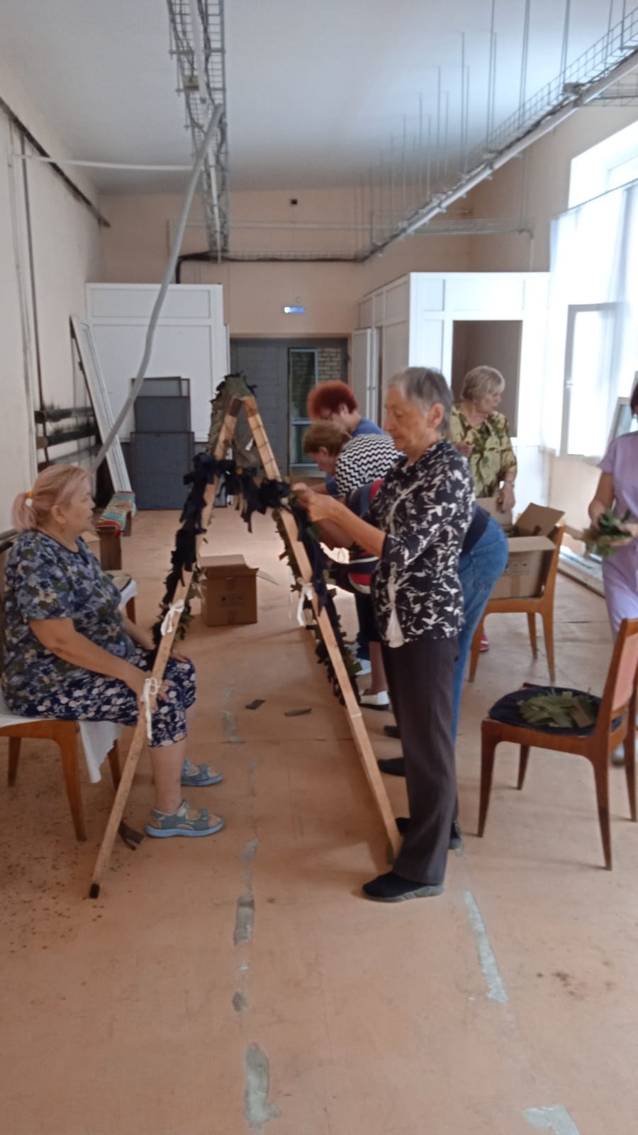 Своих не бросаем: ветераны Златоустовской местной организации Всероссийского общества слепых плетут…