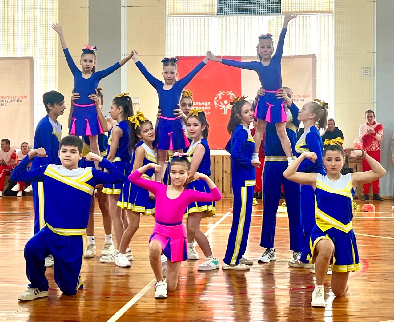 Ликующие сердца cтучат в едином ритме…