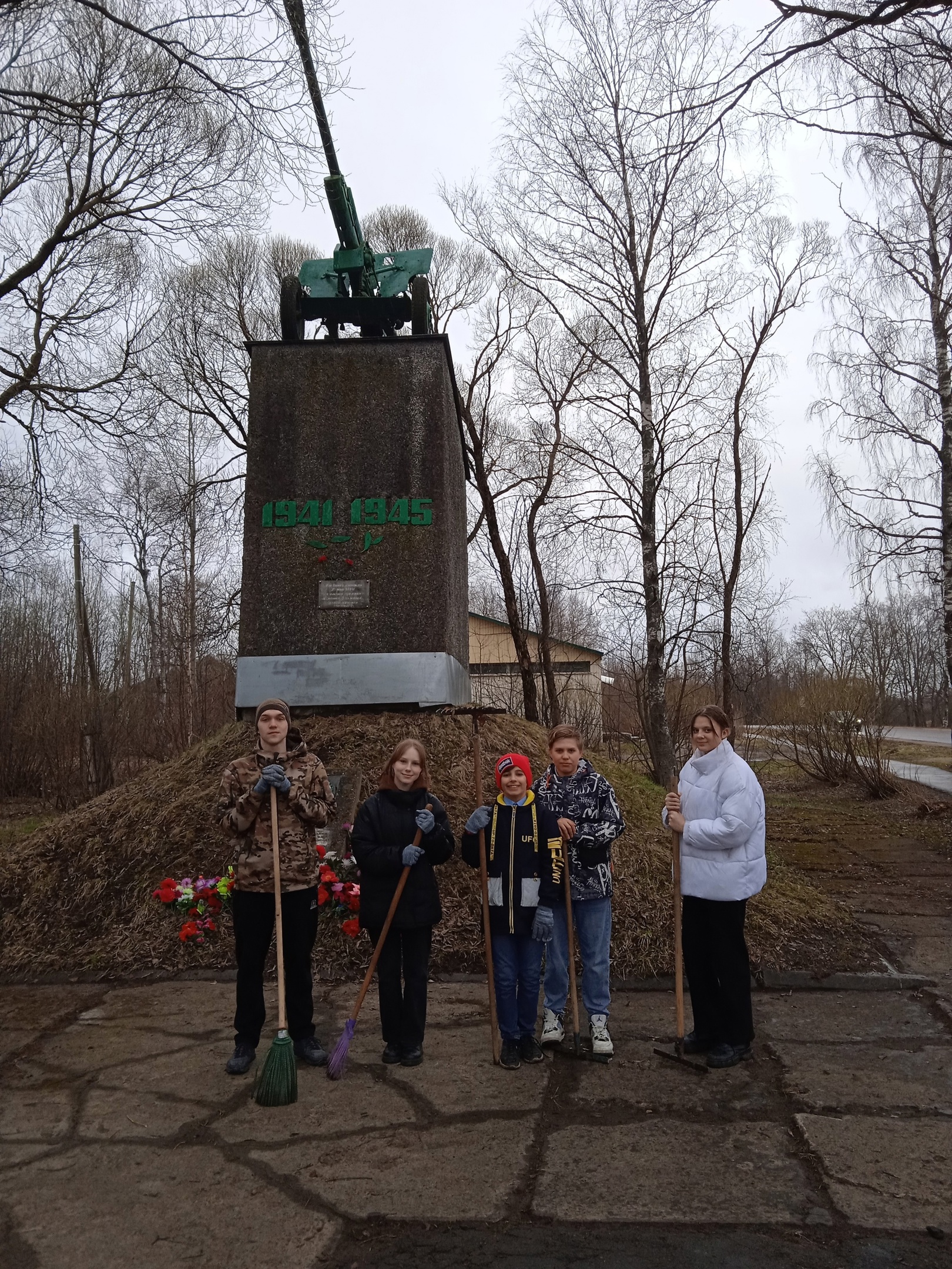 Искра + памятник