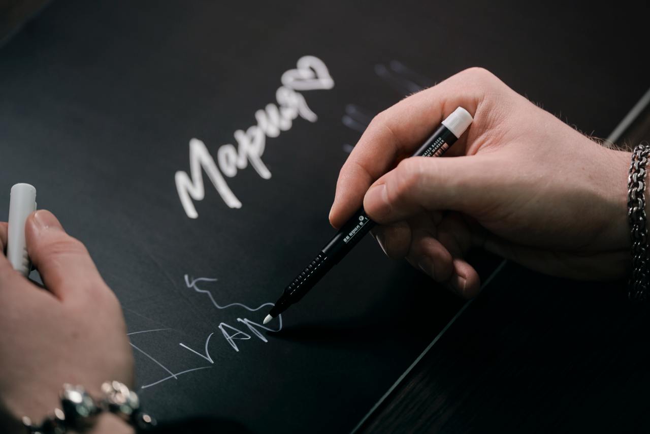 Артист IVAN выставил на Авито обложку к новому треку в поддержку Фонда «Обнажённые сердца»