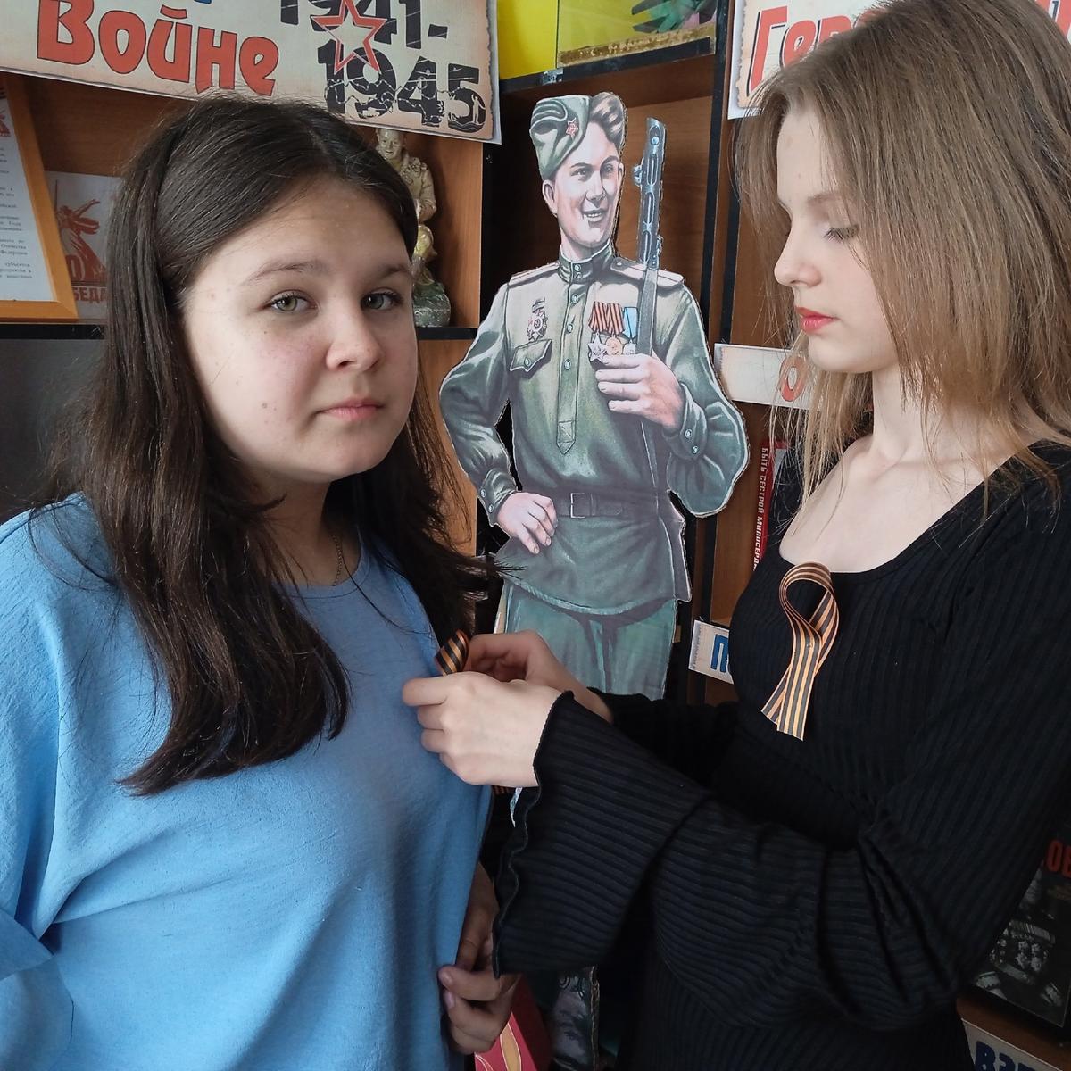 Символ Победы в руках волонтёров: Акция «Звёздного»