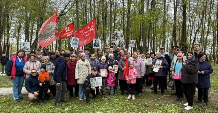 Возложение цветов к памятнику культурного наследия «Братская могила советских воинов, 1941–1942…