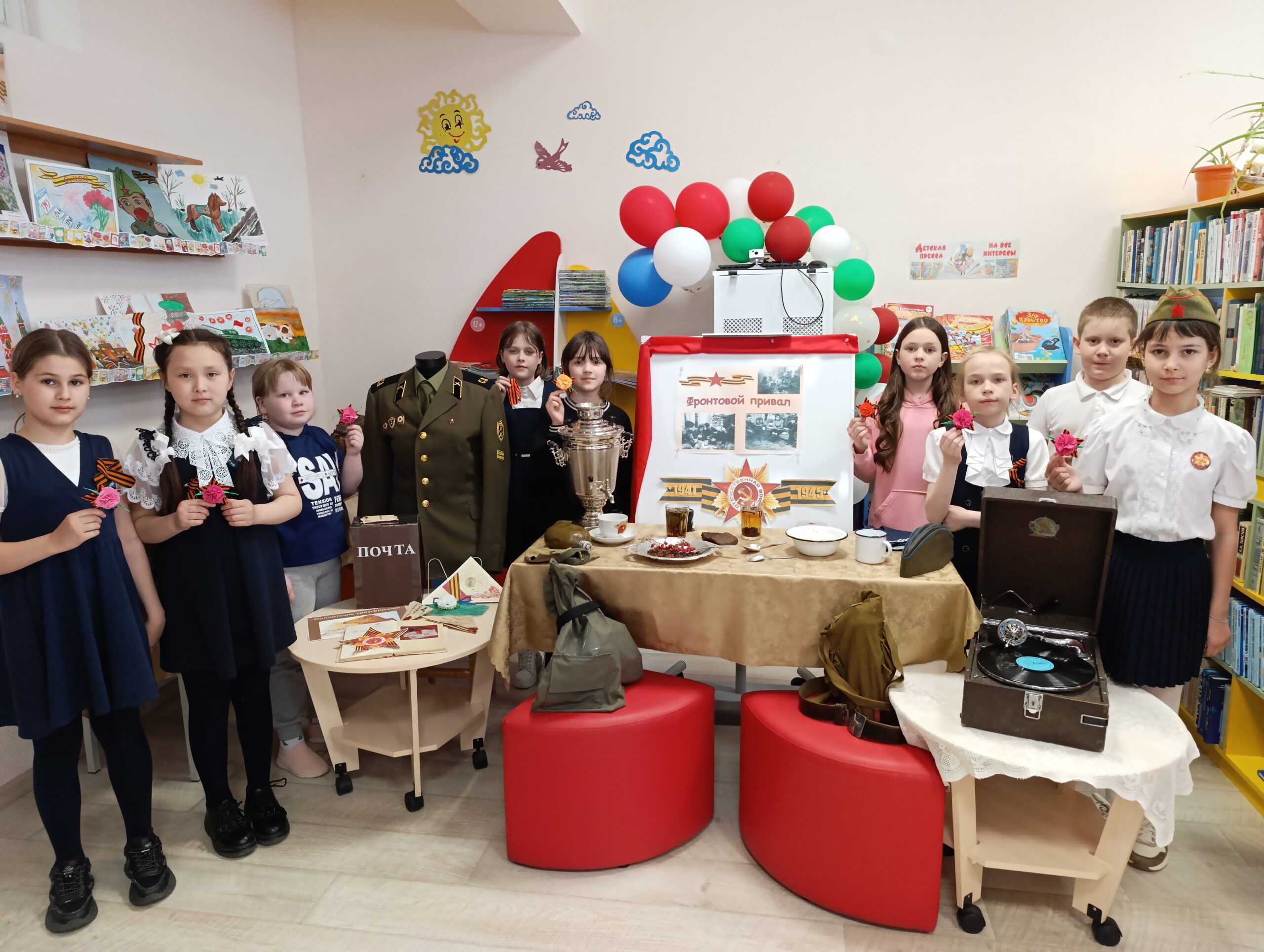 «Георгиевская ленточка в руках каждого»: Библиотека собрала истории о Героях