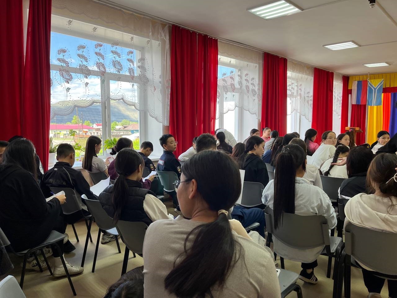Для школьников села Кара-Хаак проведена презентация конкурса рисунков в рамках проекта «Парк…