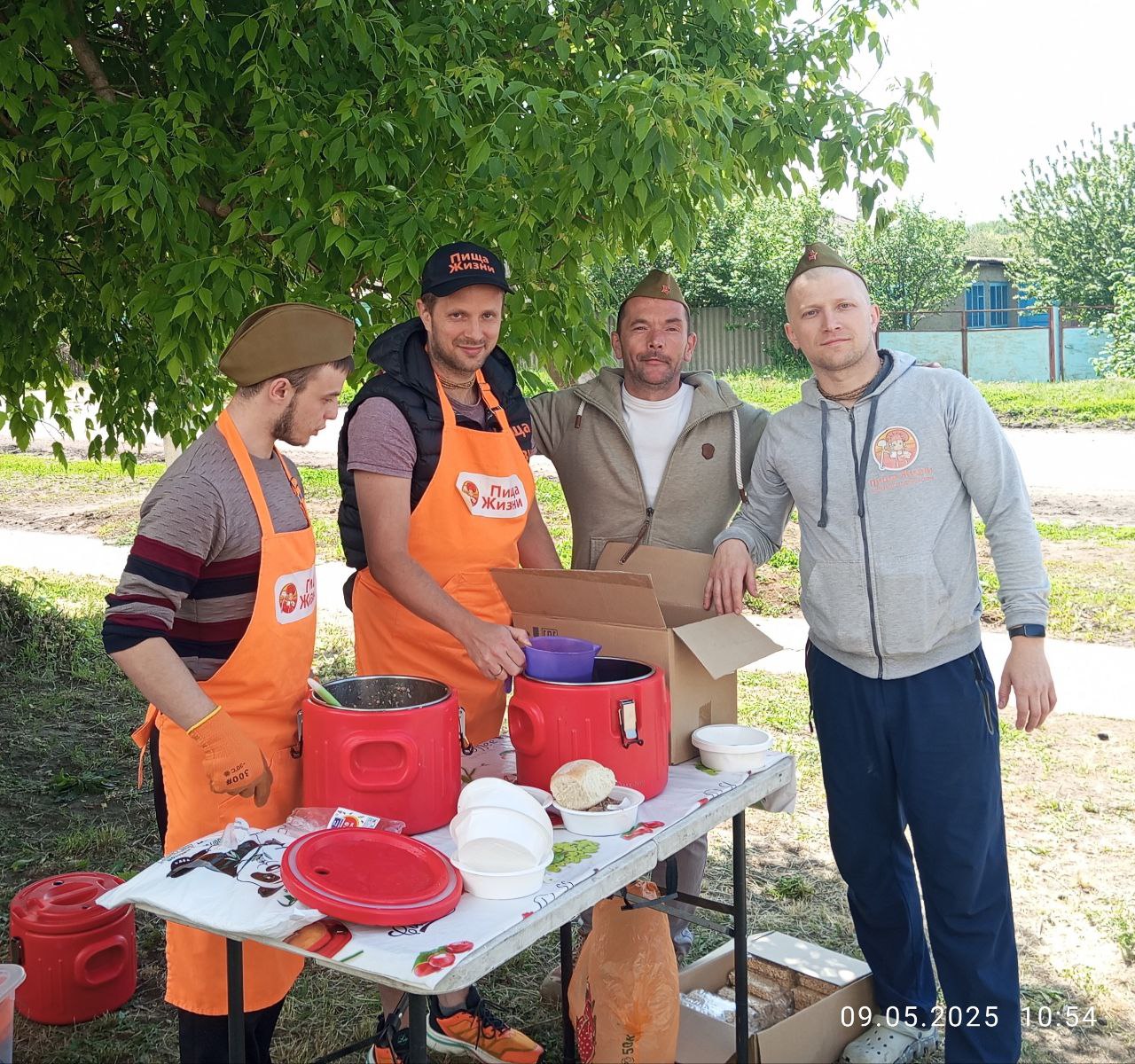 Активисты Пища Жизни на Донбассе почтили память героев и поддержали ветеранов в День Великой Победы 