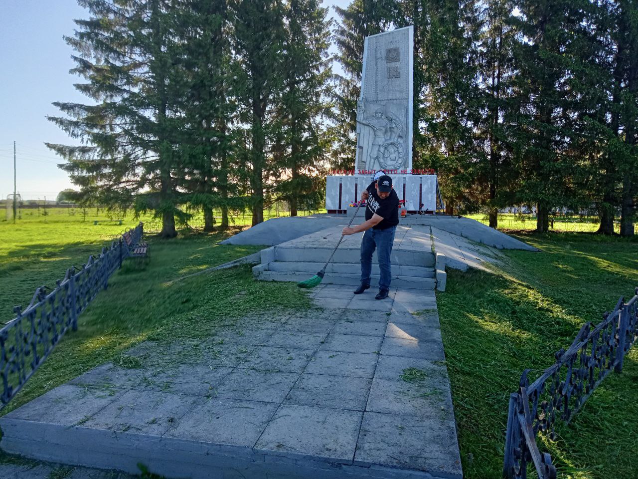 Маленькие дела — большая память: волонтеры «Патриота» приводят в порядок памятник военным