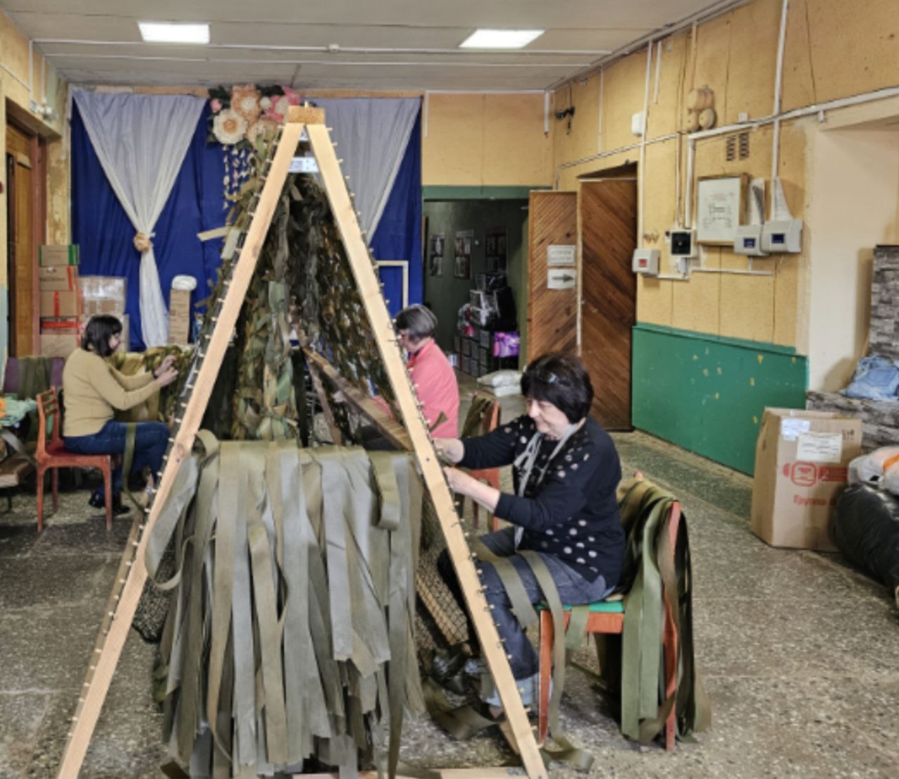 СВОи плетут маскировочные сети для СВОих