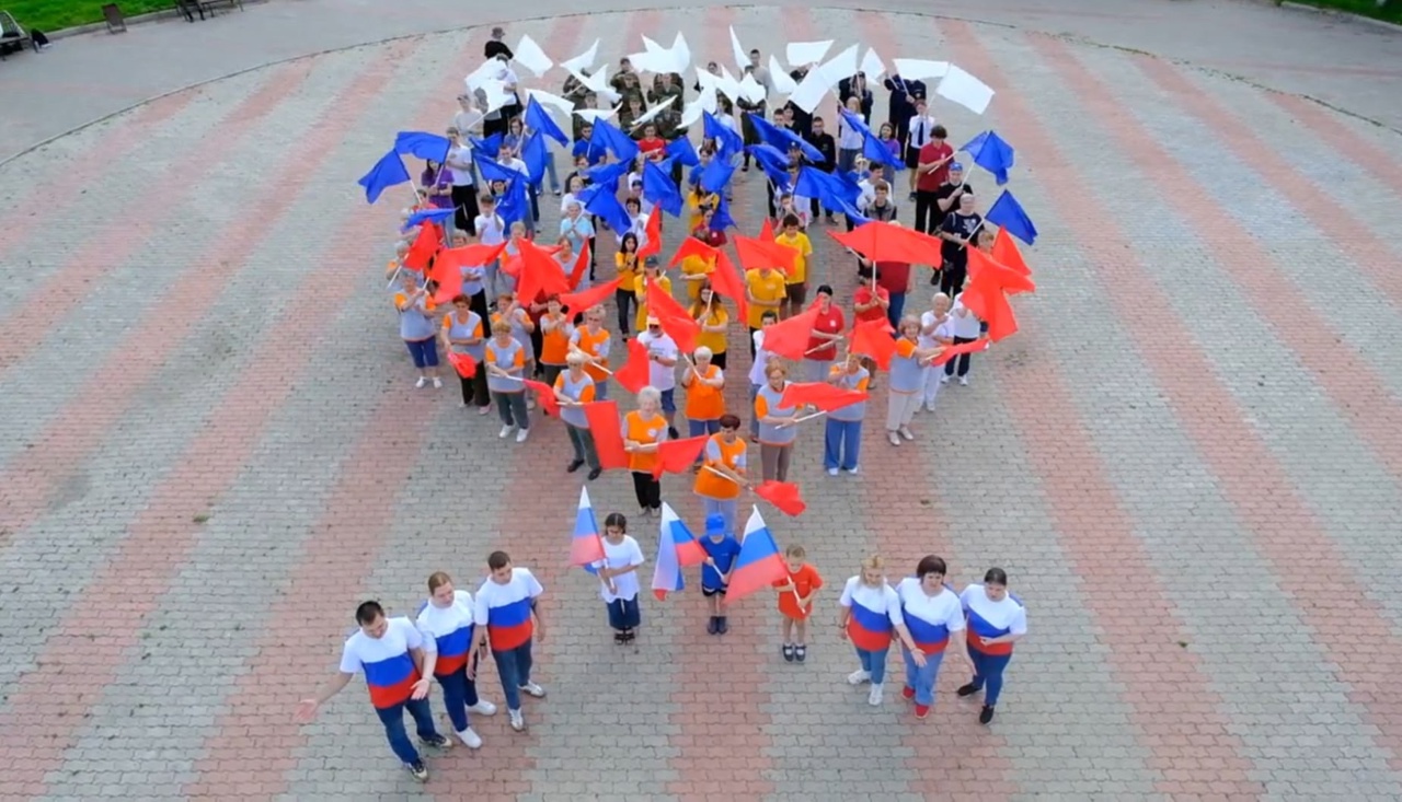 Флешмоб «Мой флаг! Моя Россия!» прошёл в Красноярске