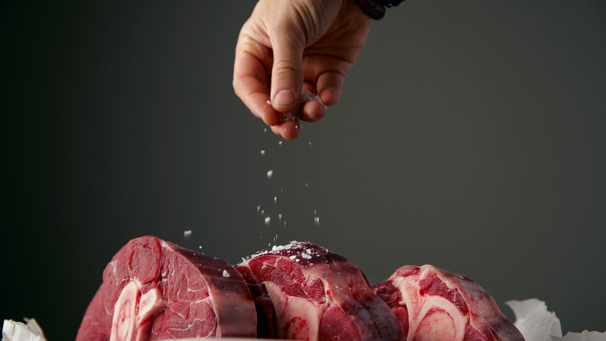 Нужно ли мыть мясо перед готовкой?