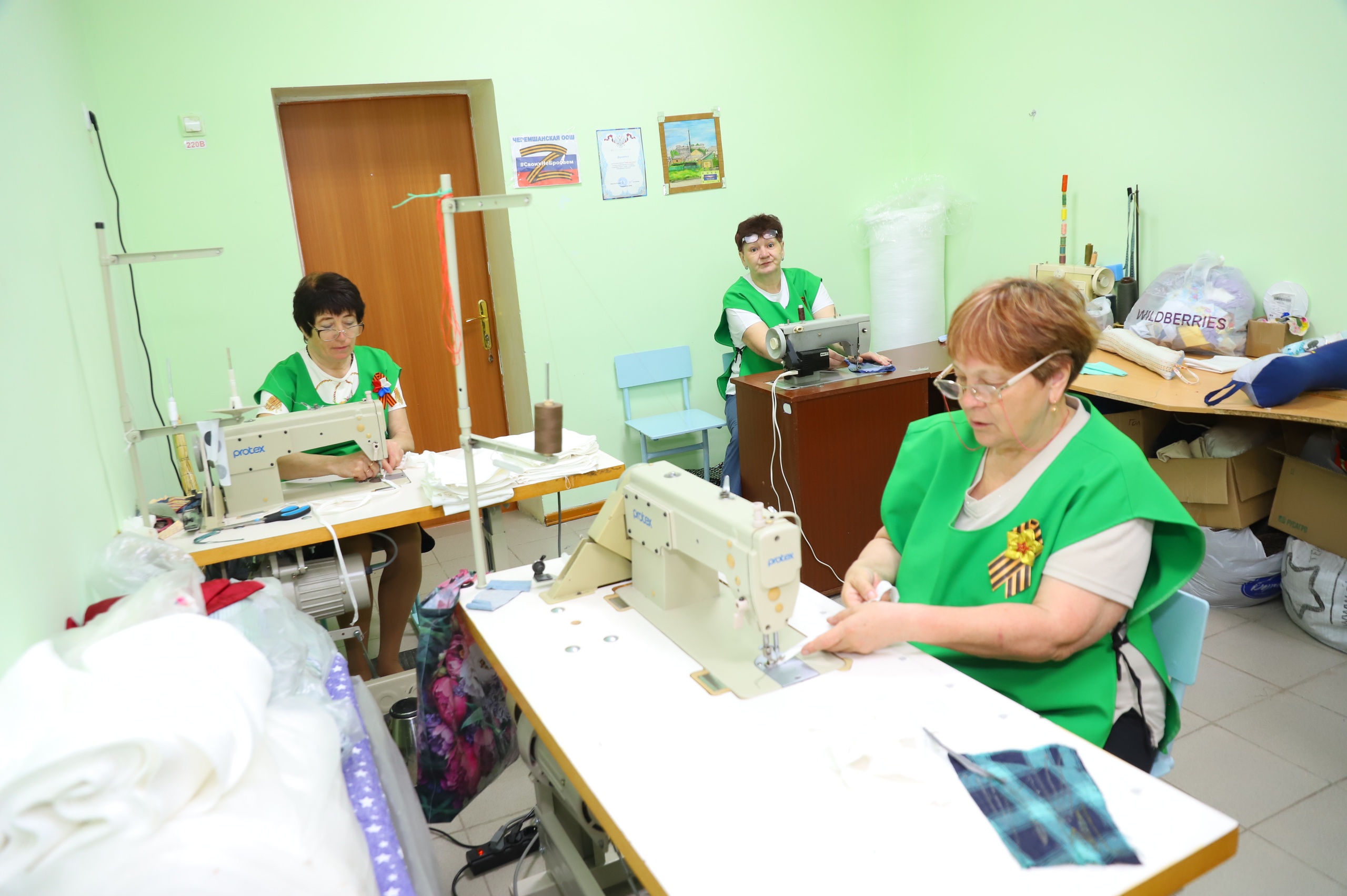 Шьём для наших: Голышмановский штаб «Своих не бросаем» помогает участникам СВО