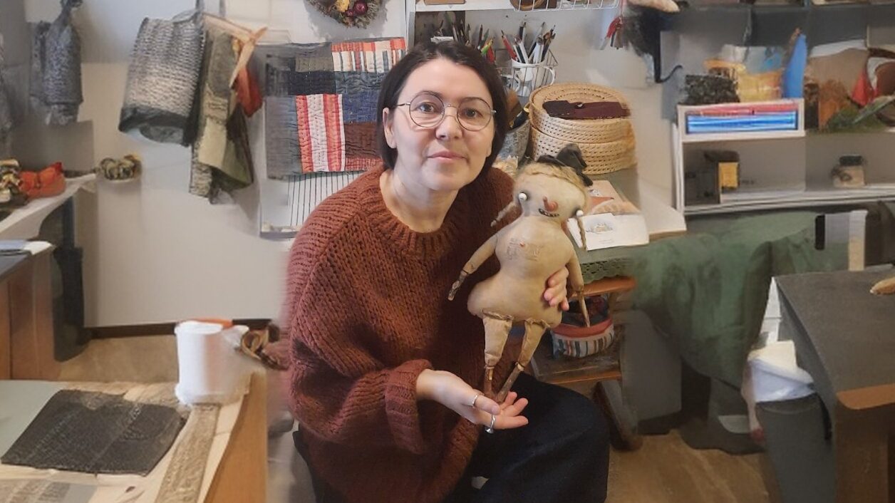 «Лепила даже под столом на работе»: зауральская мастерица создаёт волшебных кукол