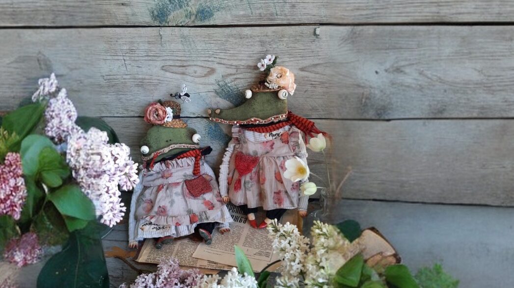 Мастерица создаёт сказочных кукол в Курганской области