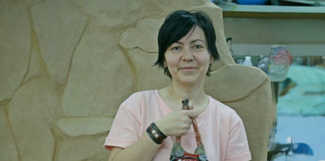 Мастерица создаёт сказочных кукол в Курганской области