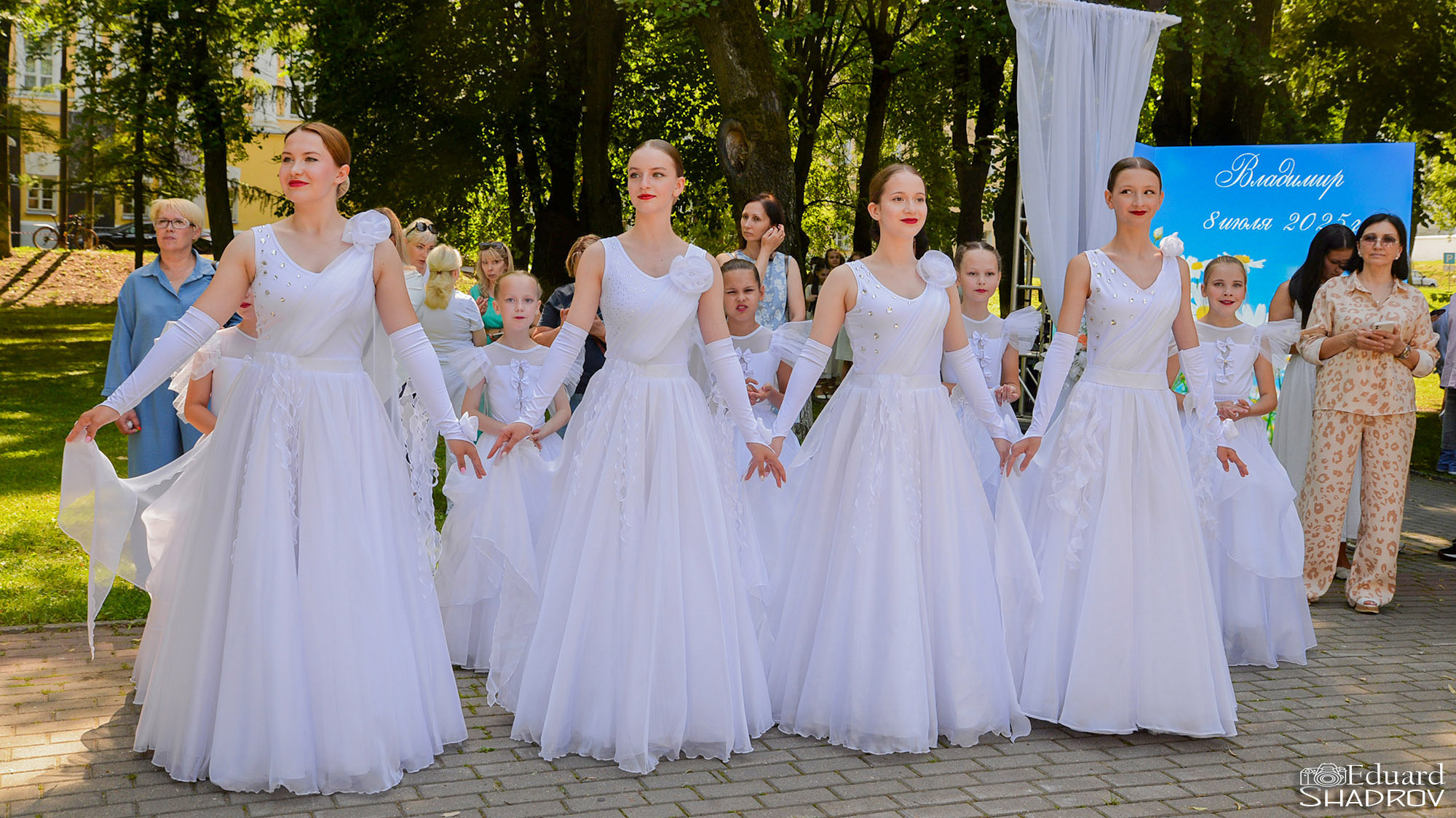 В День семьи, любви и верности во Владимире поженили девять пар.