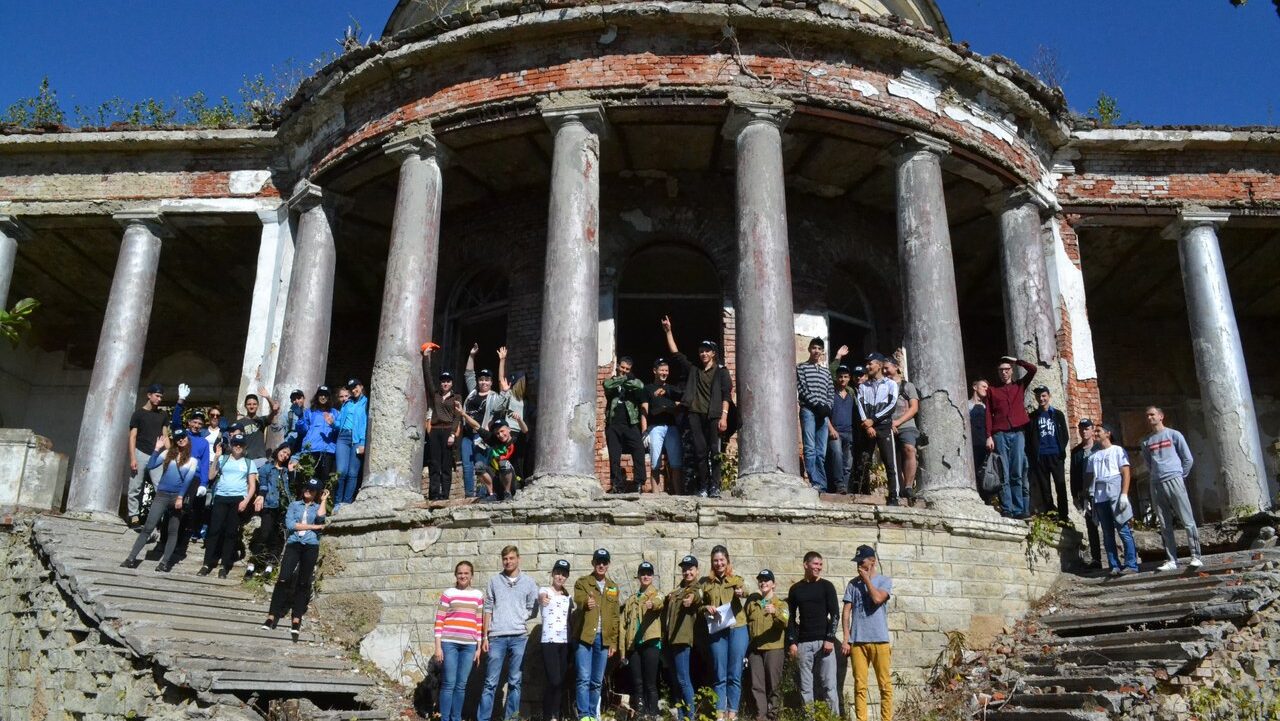 «История, которую можно потрогать»: зачем волонтёры восстанавливают заброшенные усадьбы