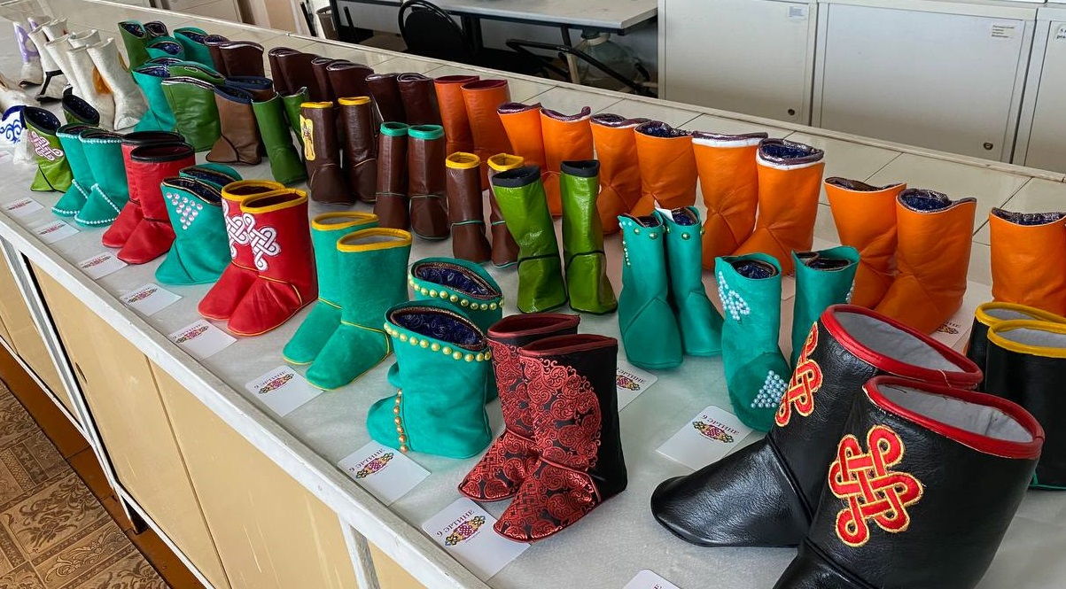 Состоялась выставка работ участников проекта «Дизайн-студия тувинской национальной обуви»