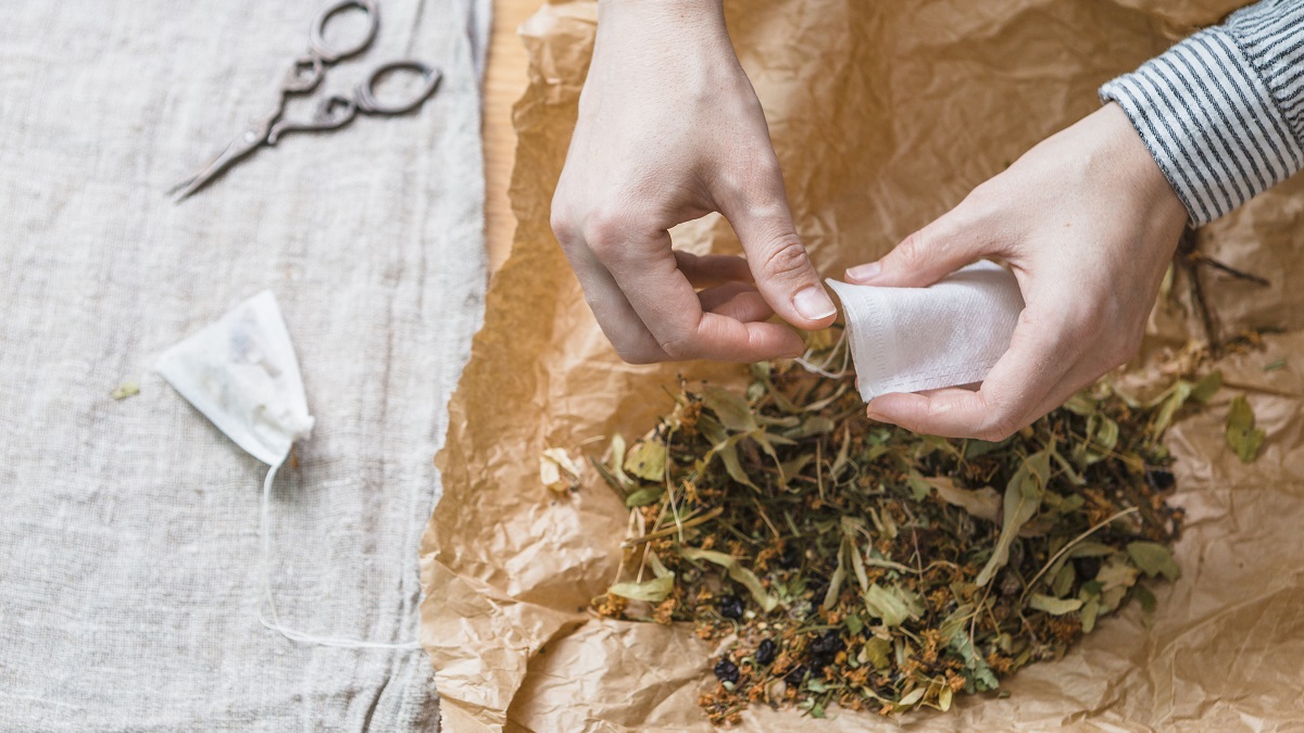 Чай своими руками: какие травы собирать и заваривать летом