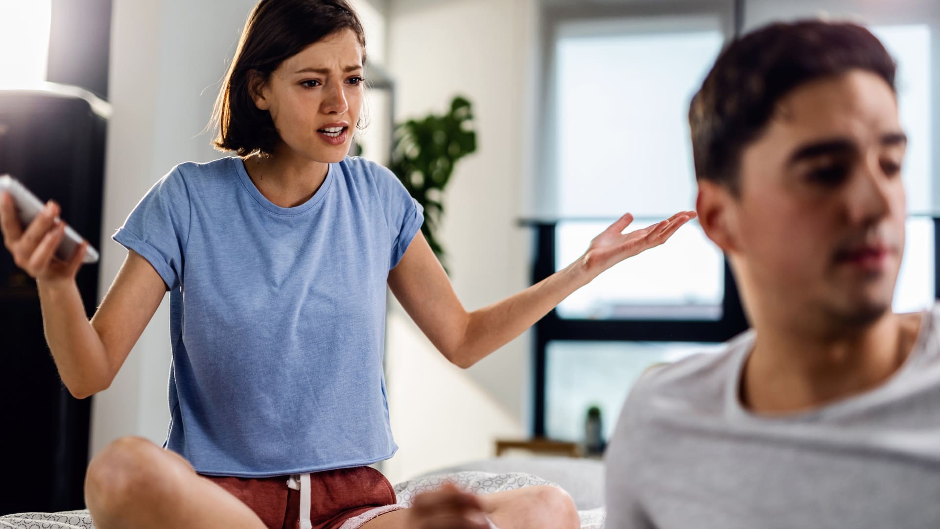 Боитесь насмешек или мало разговариваете? Психолог назвал 8 признаков, что пора расстаться