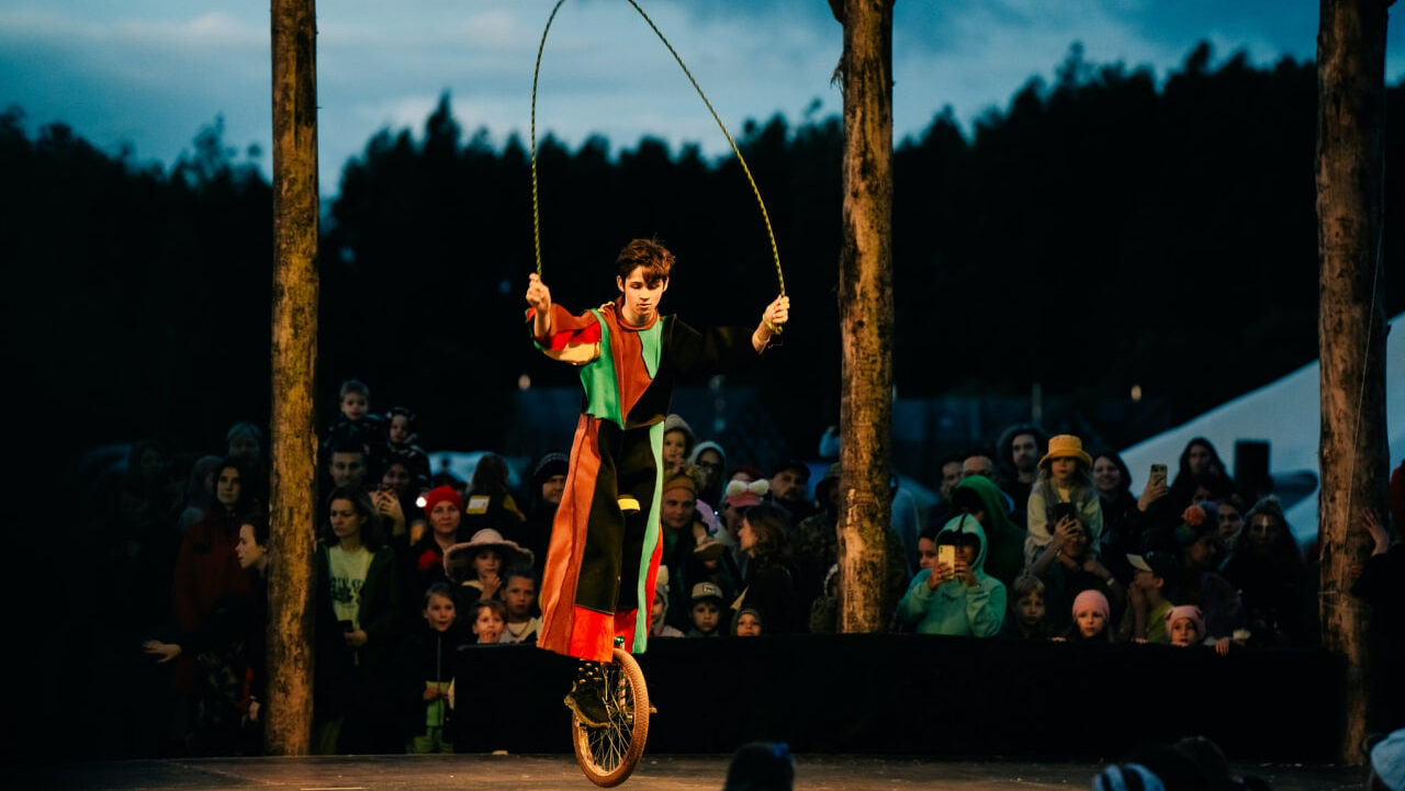 «Архстояние-2025»: 13 инсталляций будут охранять волонтёры