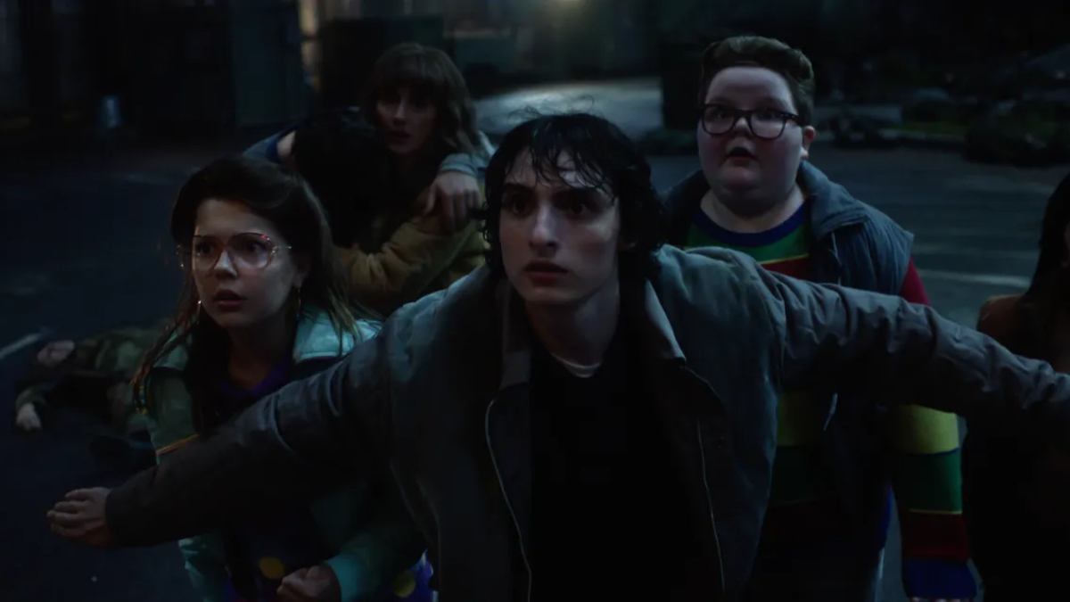 Вайнона Райдер в роли Джойс Байерс, Финн Вулфард в роли Майка Уилера и Джейк Коннелли в роли Дерека в 5 сезоне «Очень странных дел». Фото: кадр из трейлера