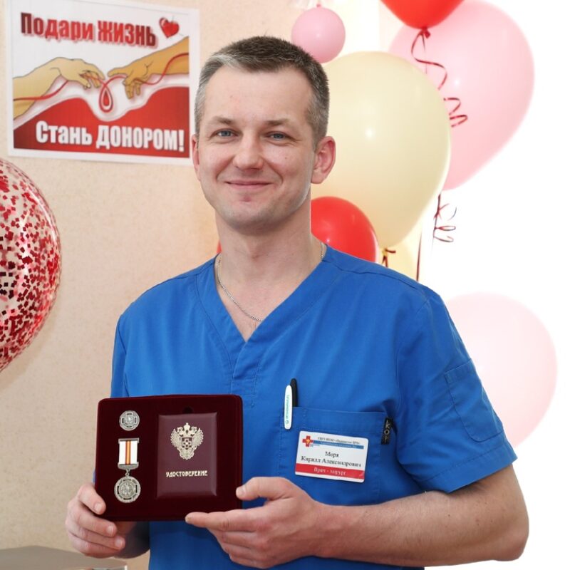 «Подарил возможность увидеть первого внука»: донор костного мозга спас пожилого медика