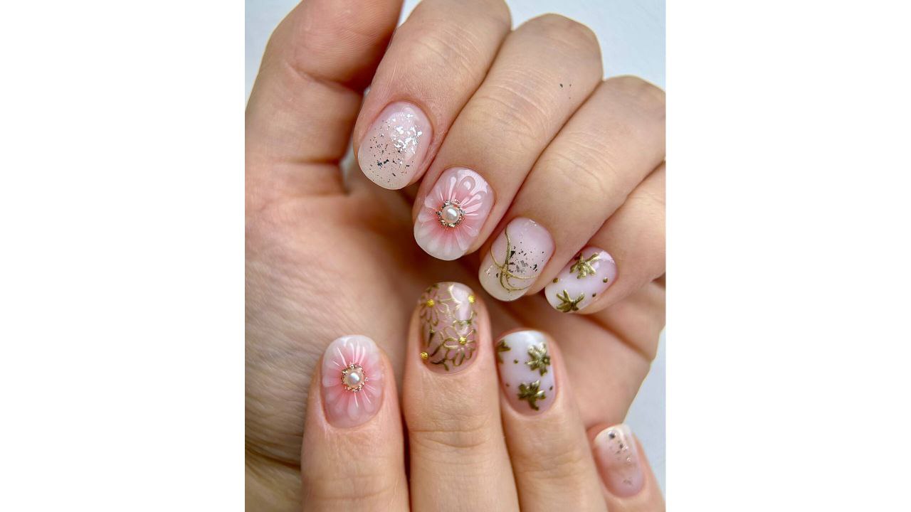 Готика в стиле Уэнсдей и эффект грязи: самый необычный маникюр на осень – топ-10 идей