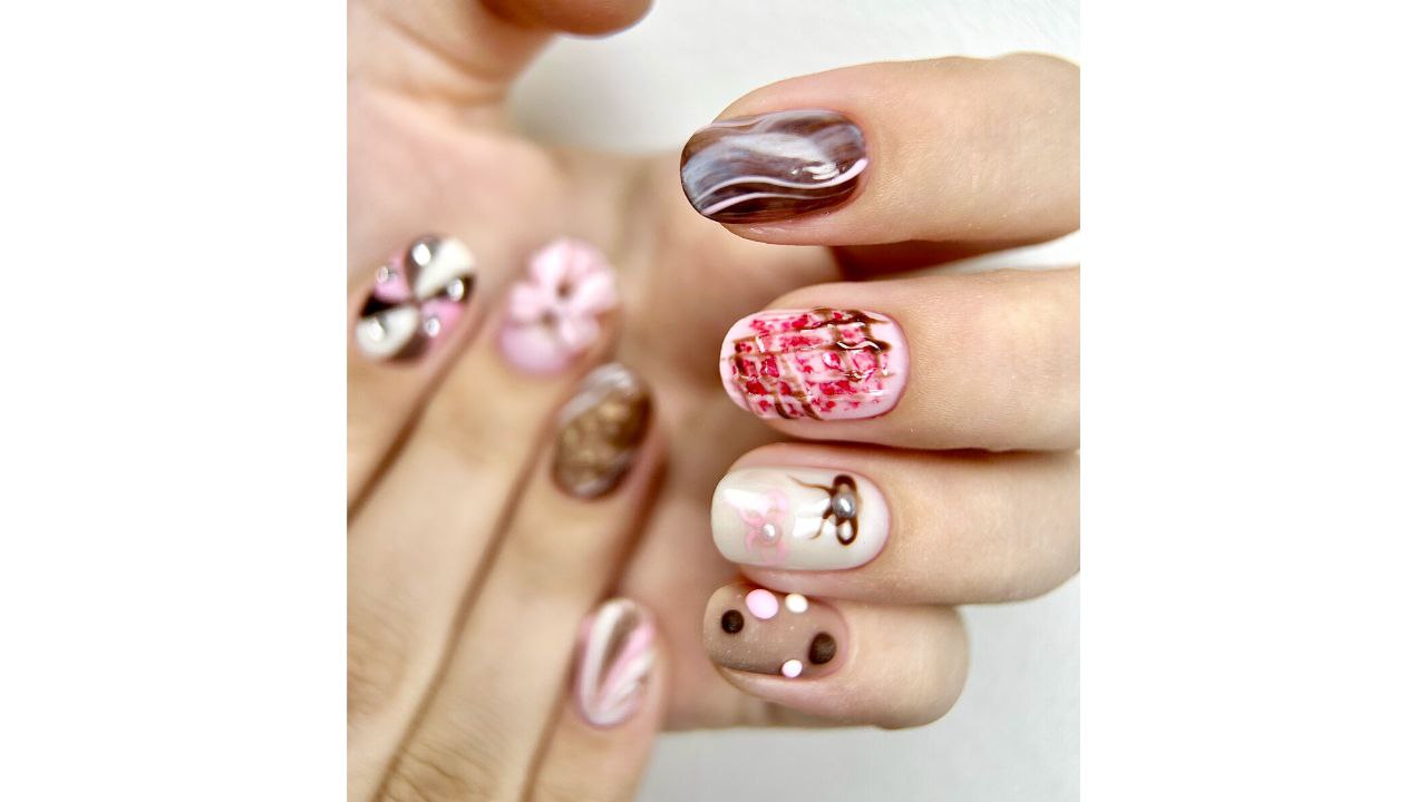 Готика в стиле Уэнсдей и эффект грязи: самый необычный маникюр на осень – топ-10 идей