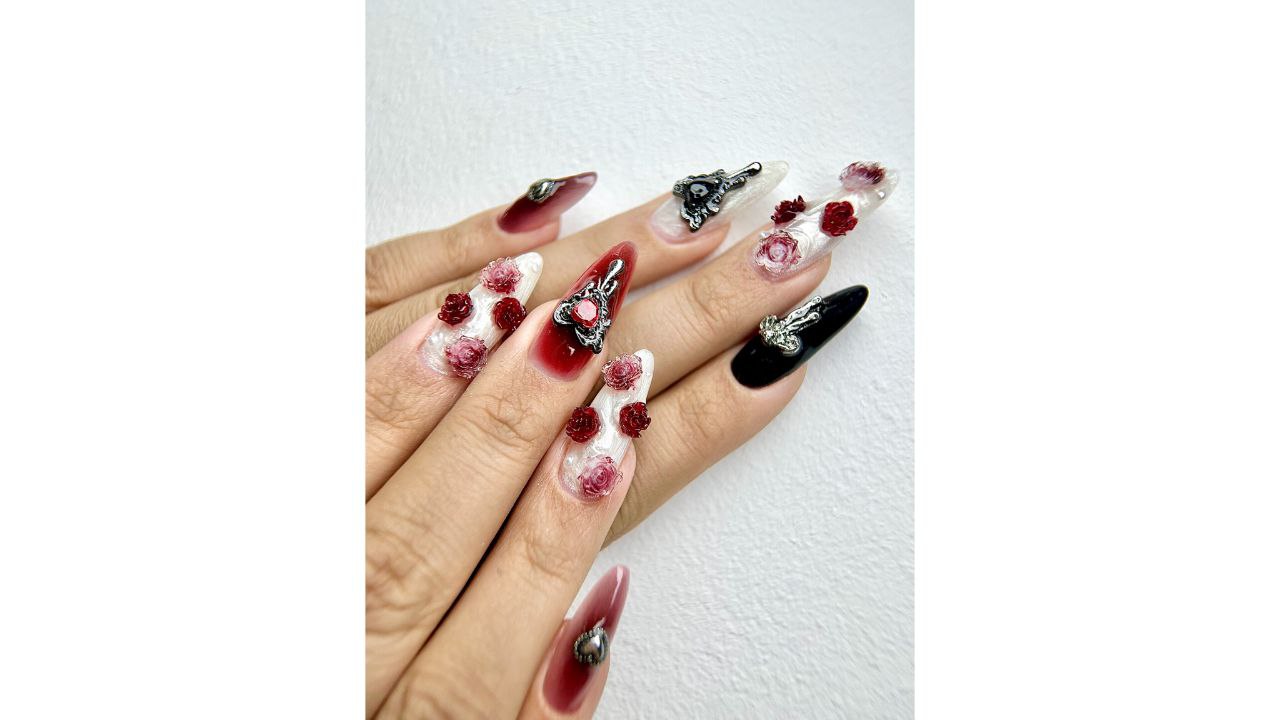 Готика в стиле Уэнсдей и эффект грязи: самый необычный маникюр на осень – топ-10 идей