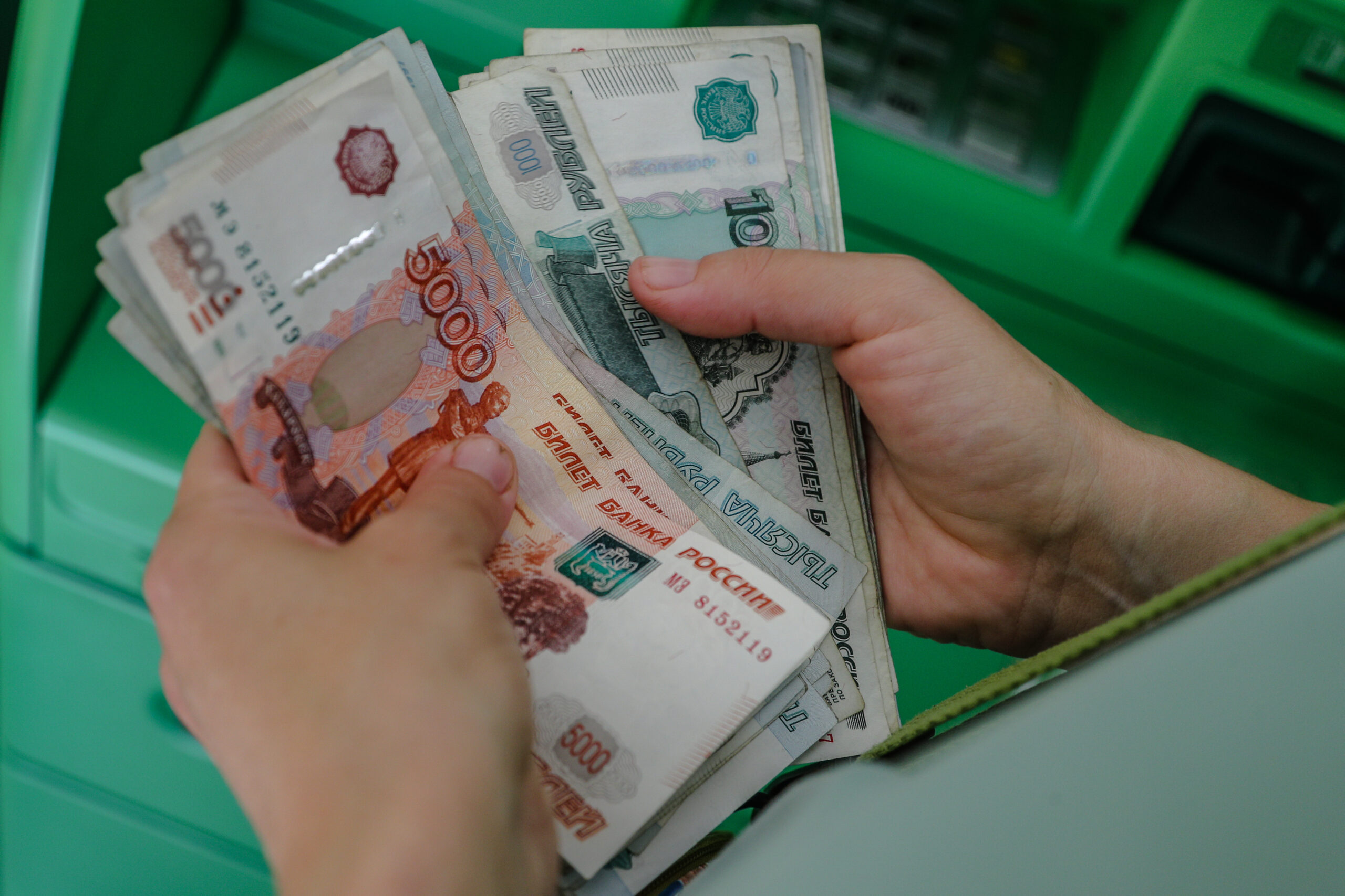 «Надоело работать за копейки»: кому поднимут зарплату в октябре, а кому придётся просить денег?