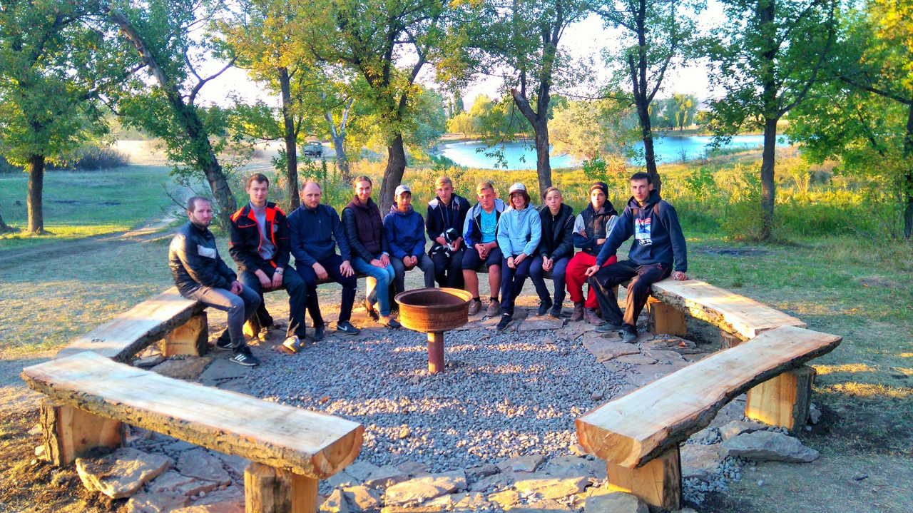 В Лутугино волонтёры убирают единственный городской пруд