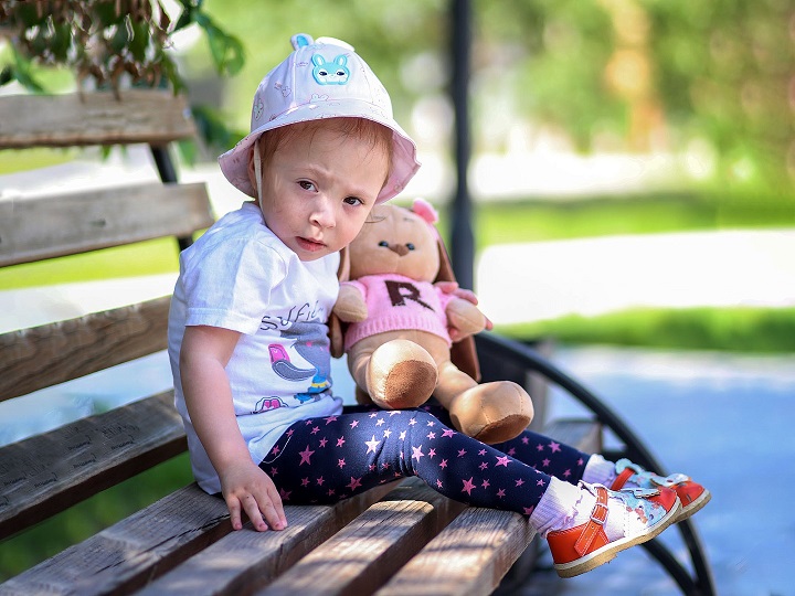 Четырехлетней девочке требуются капельницы с внутривенным питанием