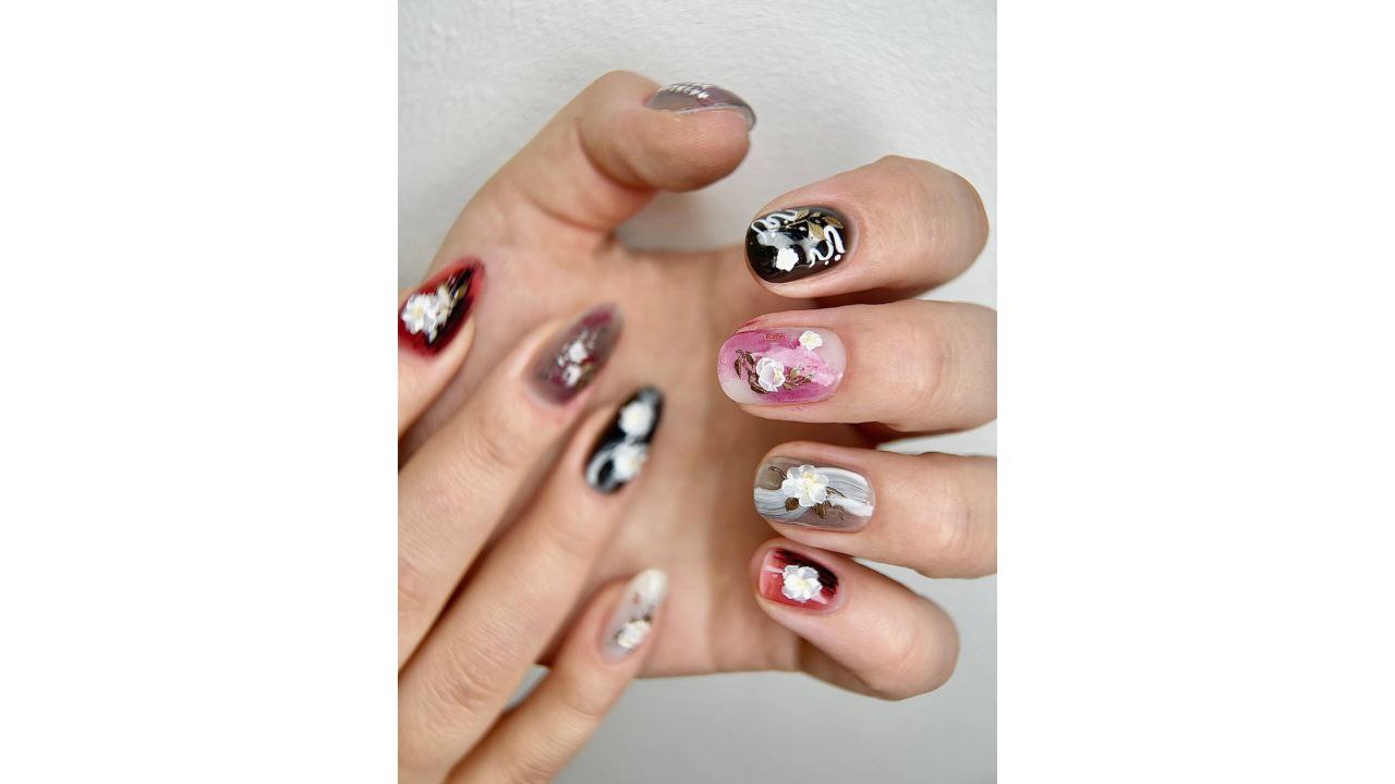 Готика в стиле Уэнсдей и эффект грязи: самый необычный маникюр на осень – топ-10 идей