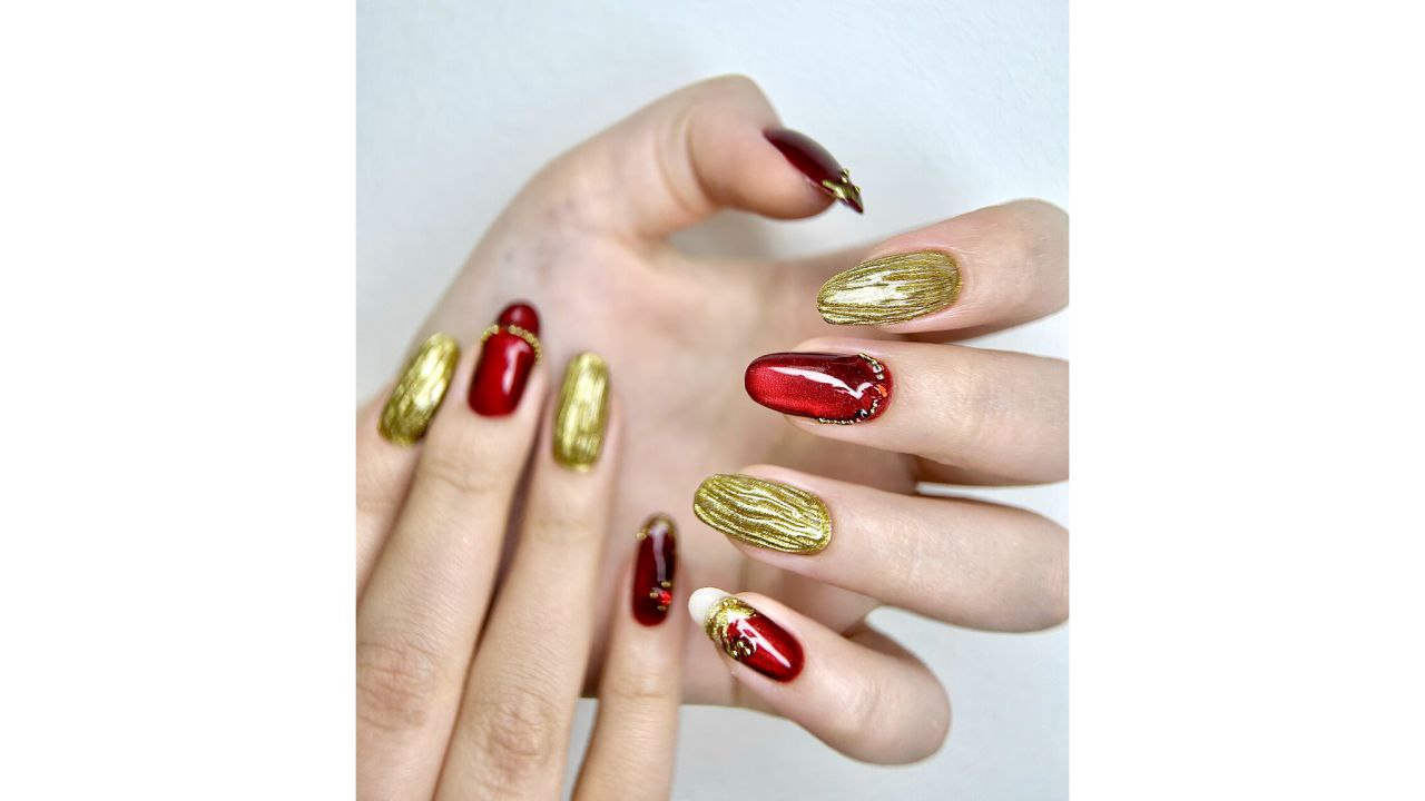 Готика в стиле Уэнсдей и эффект грязи: самый необычный маникюр на осень – топ-10 идей