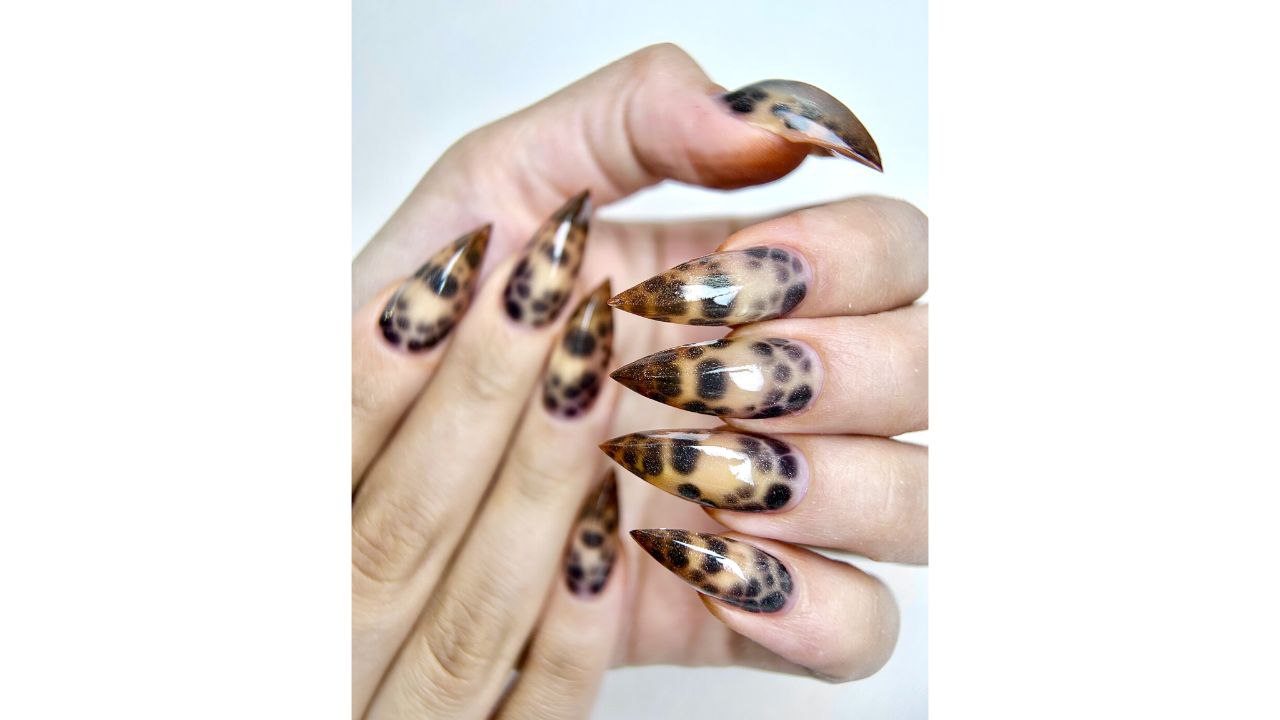 Готика в стиле Уэнсдей и эффект грязи: самый необычный маникюр на осень – топ-10 идей