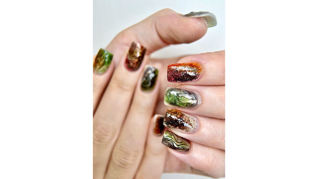 Готика в стиле Уэнсдей и эффект грязи: самый необычный маникюр на осень – топ-10 идей