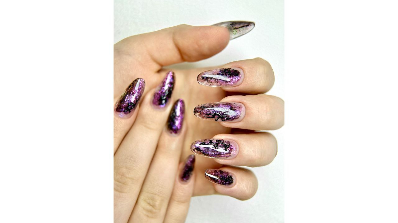 Готика в стиле Уэнсдей и эффект грязи: самый необычный маникюр на осень – топ-10 идей