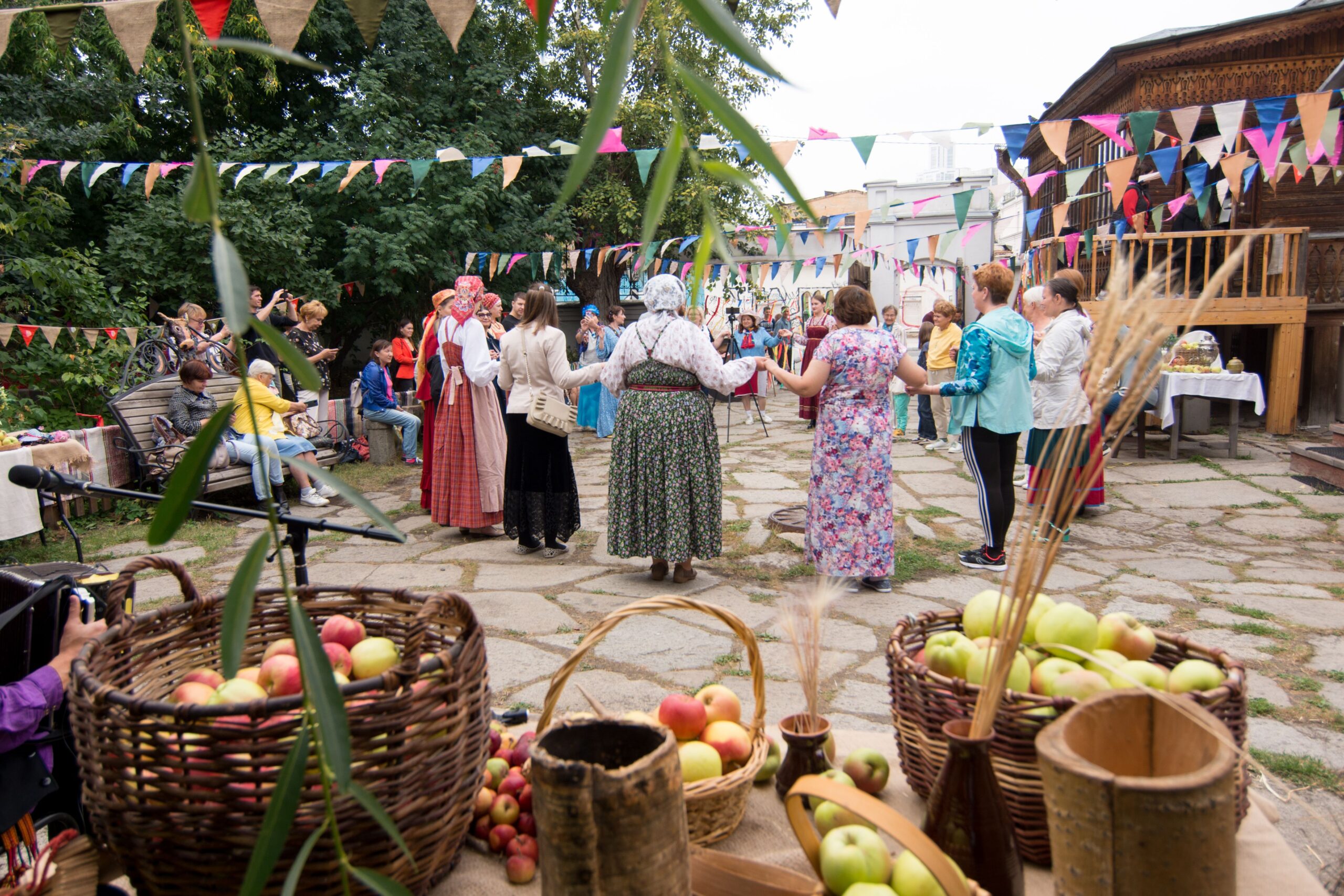 Гуляние на празднике «Яблочный Спас»
